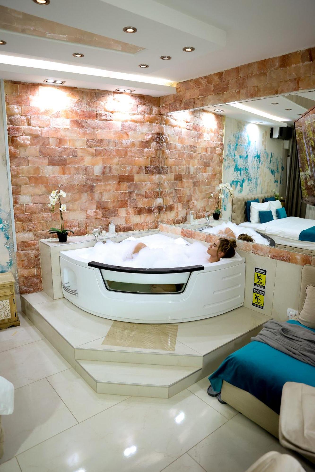 Design Apartment Premium Spa Lux 4 Star "Dubai" Completely Private Wellness & Spa Free Included Sauna & Jacuzzi & Salt Wall & Fire Place & 3D Ceilings & Business Wifi & Netflix & Keyless Code Entry & Full Smart App & Secure 2 Parking Place Ćuprija Extérieur photo